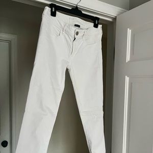 AEO Size 4 Long White Skinny Jeans.